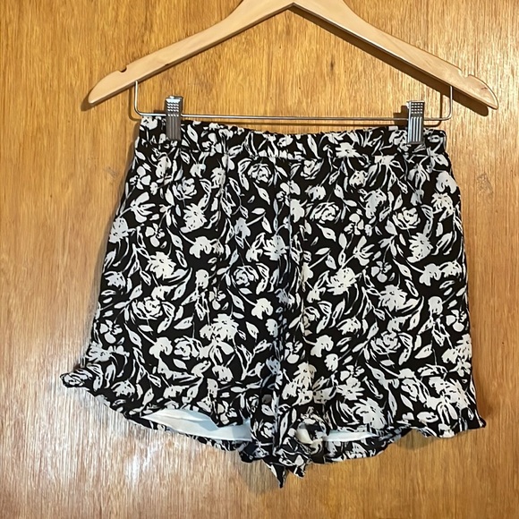 •EVERLY•NWOT BLACK/CREAM FLORAL RUFFLE HEM HIGH WAISTED SHORTS SIZE SMALL - Picture 7 of 7